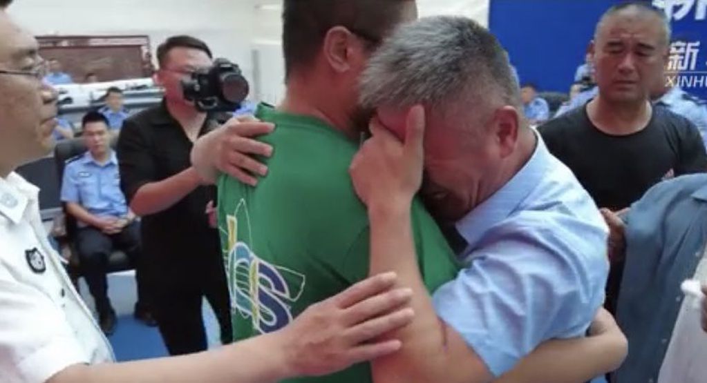 Tras 24 años de búsqueda incansable, un padre encontró a su hijo secuestrado.