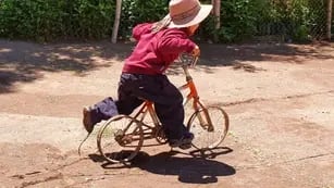Josecito, el nene malargüino que monta su bici sin llantas mientras sueña con ser soldado