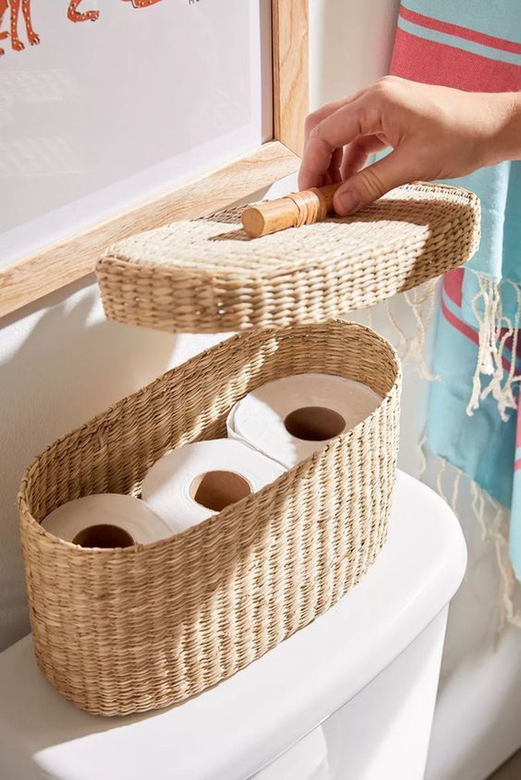 Elementos decorativos para transformar tu baño: cesto de mimbre para el papel higiénico. 