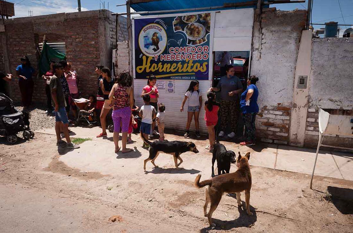 Las familias del asentamiento esperan bajo un intenso calor que les entreguen el bolson con alimentos.
La Universidad Catolica Argentina dio a conocer la cifra de la porbreza en Argentina es el 44,2%.