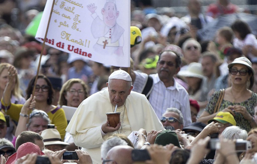 Ciudad del Vaticano: El papa Francisco bebe un mate de calabaza ofrecido por uno de los fieles, a su llegada a las audiencias generales semanales de los miércoles en la plaza de San Pedro.