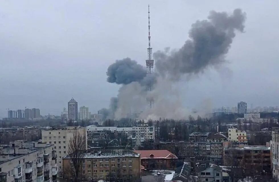 Bombardeo de Rusia a la torre de televisión de Kiev, en Ucrania (Ministerio de Defensa)