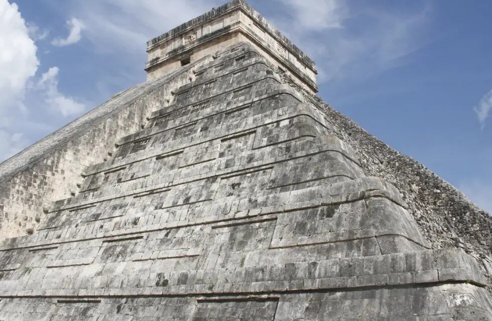 Un hombre se subió a la pirámide de Chichén Itzá y lo bajaron de un palazo en la cabeza. Gentileza: TN