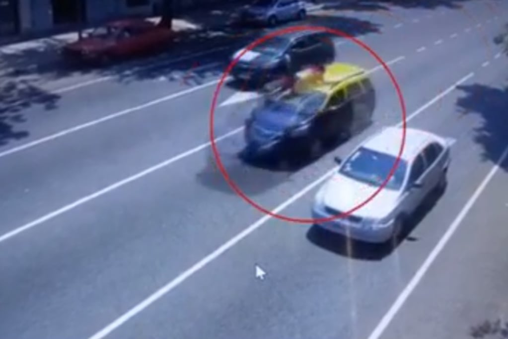 Un delincuente arrastró durante varios metros a un taxista, a quien le había robado su vehículo.