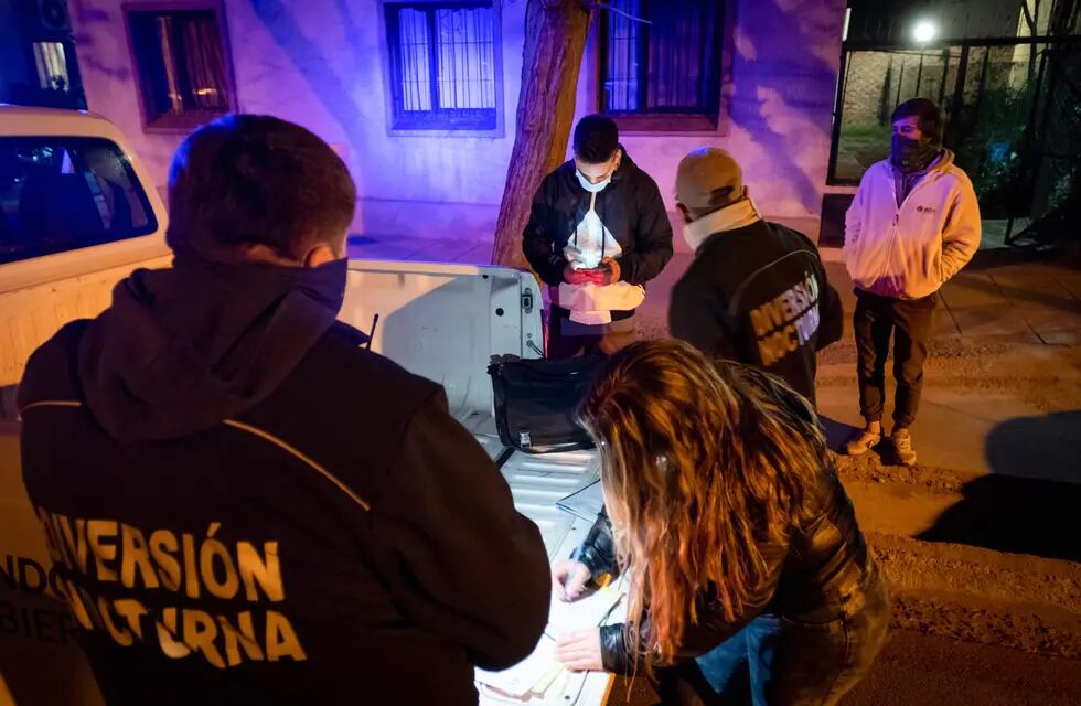 Las autoridades aseguran que desde que esta semana rigen nuevas restricciones, las fiestas ilegales han mermado. Foto: Ignacio Blanco  / Los Andes