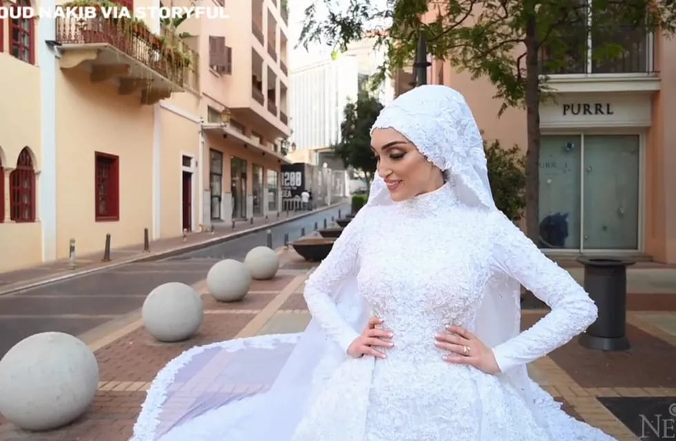 En las impactantes imágenes se puede ver a Israa Seblani posando con su vestido blanco cuando la onda expansiva interrumpe el momento
