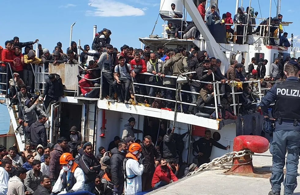 Un barco con más de 600 personas llega a las costas de Italia en abril de este año.