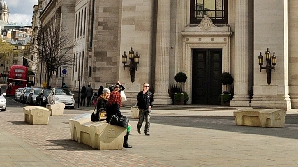 Bancos de Camden fuera de Freemasons 'Hall en Great Queen Street, Londres. Foto: Gentileza