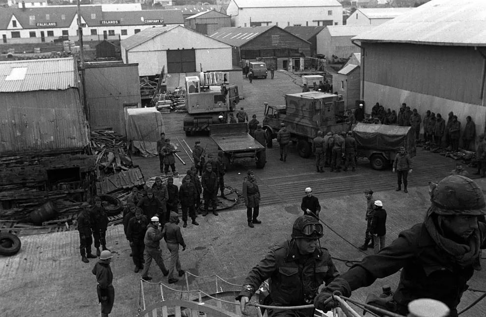 Tropas argentinas toman posiciones en la zona del puerto malvinense, luego de desembarcar en las Islas,  (3 de abril 1982).