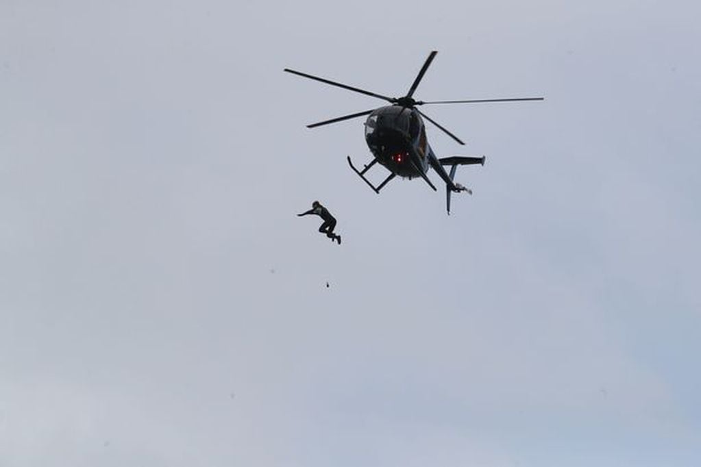 Un ex paracaidista se lanzó desde un helicóptero sin ningún tipo de protección. Foto Mirror.
