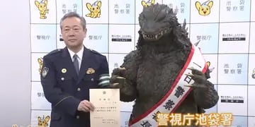 Estrenó nueva profesión: Godzilla fue nombrado jefe de policía en Tokio por un día