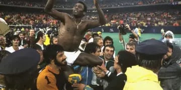 El Rey Pelé, el único futbolista que ha levantado tres veces la Copa del Mundo