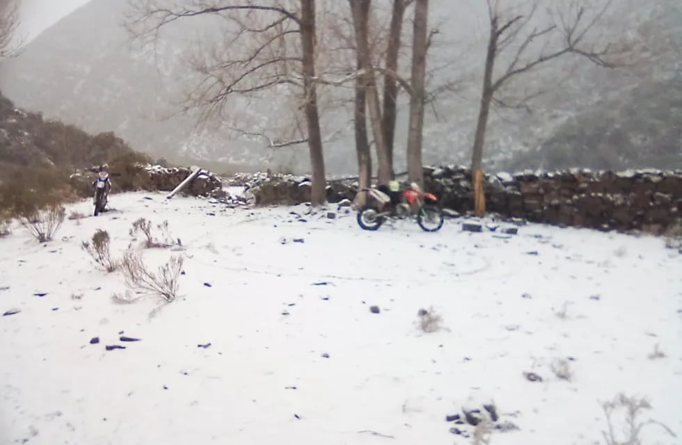 Mientras hacían un alto en el camino, los motociclistas se encontraron con las dos deportistas perdidas entre los cerros. Foto: Gentileza.