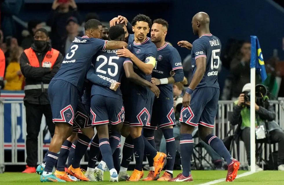 Paris Saint-Germain festejó la victoria del local que lo acerca a un nuevo título en la Liga de Francia. (AP)