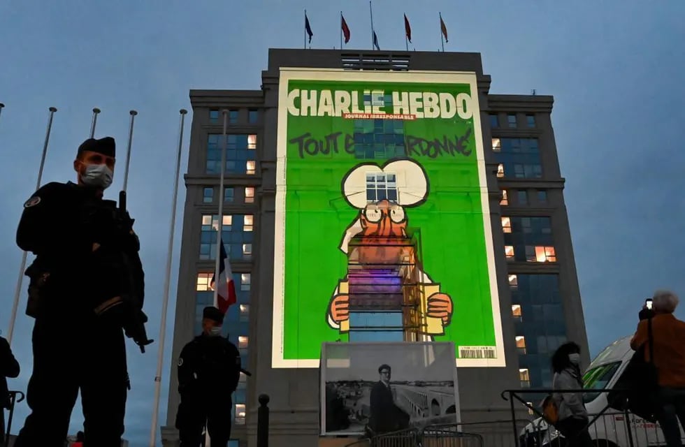 La sede del instituto francés cerrado proyectando una caricatura de Jamenei de una portada de Charlie Hebdo.