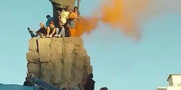 Cayó de un monumento de seis metros durante los festejos por Argentina