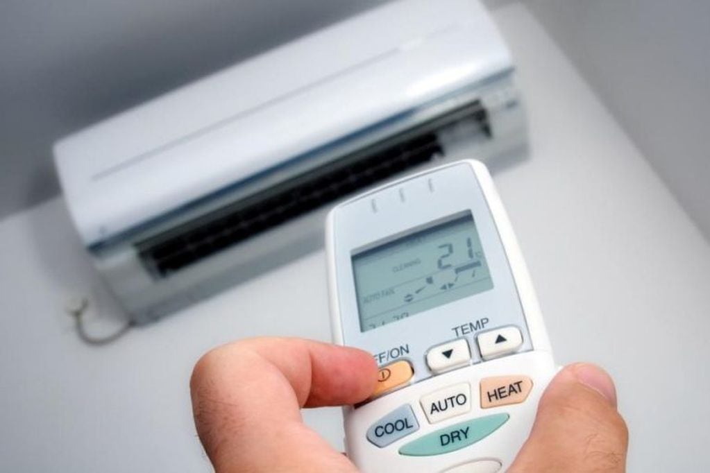 Mantener el aire acondicionado entre los 20°C y los 22°C durante el invierno y en 24°C en verano permite grandes ahorros de energía.