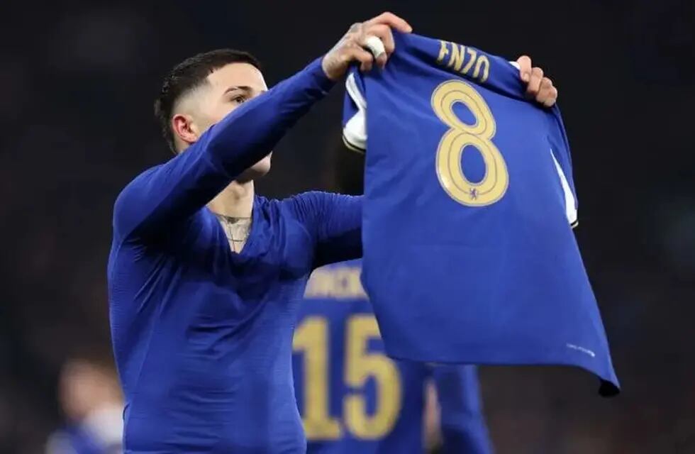 Enzo Fernández marcó un golazo de tiro libre y lo festejó de una manera muy particular en la victoria de Chelsea como visitante frente a Aston Villa por 3-1. / Gentileza.