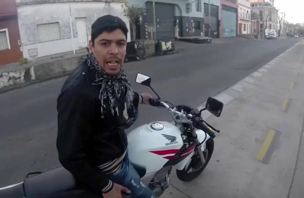 El “motochorro” que asaltó al turista canadiense recuperó la libertad