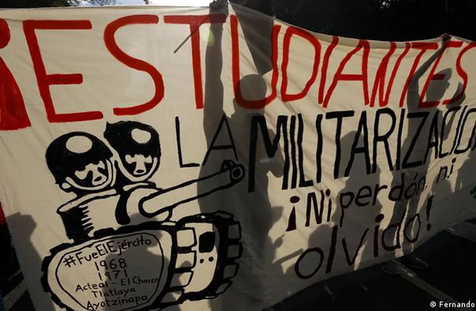 Protestas en México de estudiantes y grupos indígenas junto a ONGs internacionales en contra de la militarización de la seguridad.