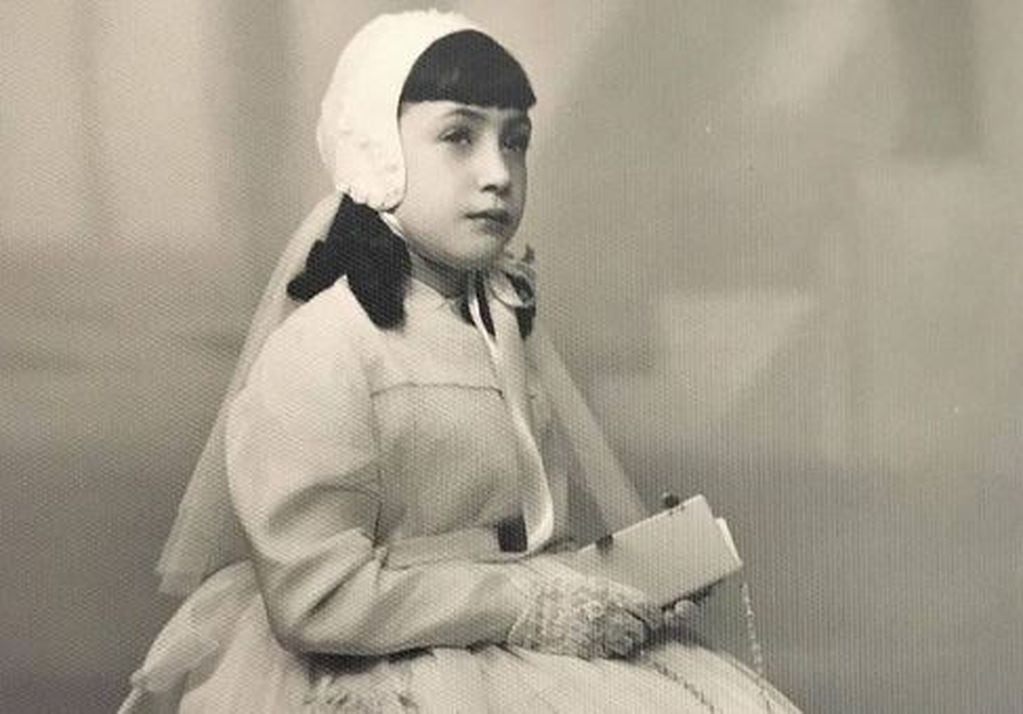 Moria Casán compartió en sus redes una foto blanco y negro de ella cuando tomó su primera comunión. (Foto: Instagram de Moria Casán)