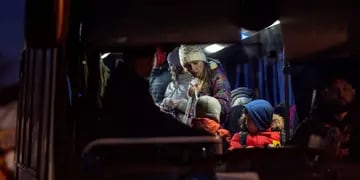 Refugiados que huyeron de Ucrania a Polonia. Este sábado, siete civiles murieron mientras intentaban escapar de una ciudad en la región de Kiev. (AP Photo/Petros Giannakouris)