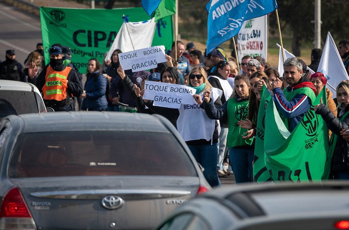 Protesta de ATE sobre el acceso este de la Ciudad de Mendoza, reclaman mejoras salariales. Hoy vuelven a reunirse con el Gobierno provincial. 
 
Foto: Ignacio Blanco / Los Andes