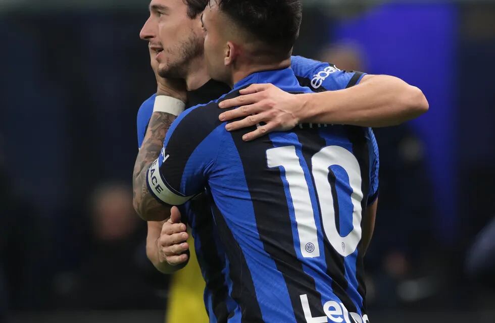 Lautaro Martínez celebra el gol del triunfo de su equipo Inter, marcado por Matteo Darmian, que le permitió avanzar a las semifinales de la Copa Italia. (@Inter)