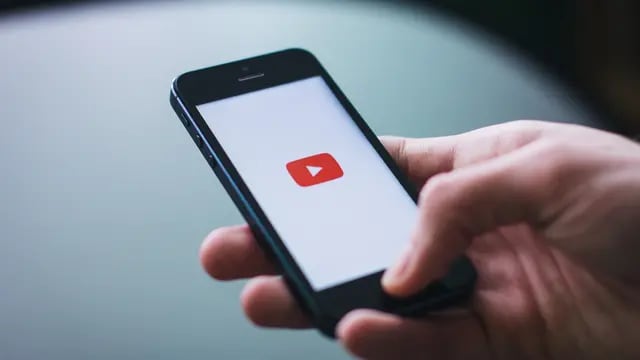 El secreto para escuchar YouTube en el celular con la pantalla apagada