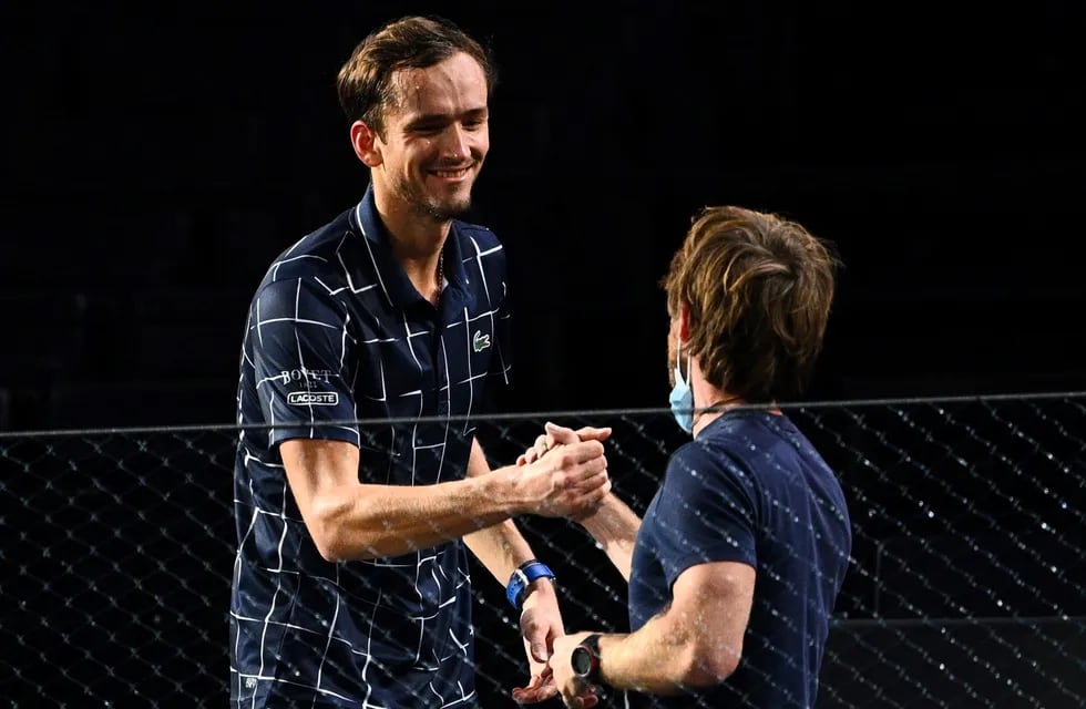 El ruso Daniil Medvedev (izquierda) es felicitado por su entrenador Gilles Cervara (derecha) después de vencer al alemán Alexander Zverev, en la final del ATP World Tour Masters 1000 de Paris./Gentileza
