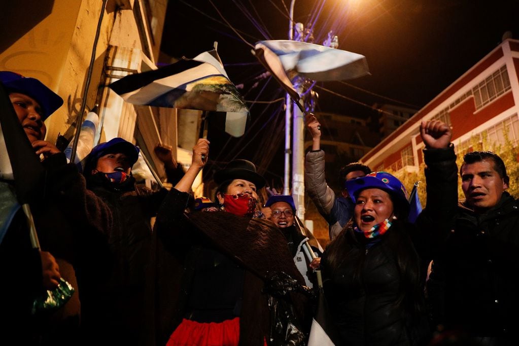 Simpatiantes de Arce festejan el triunfo tras las elecciones en Bolivia - 