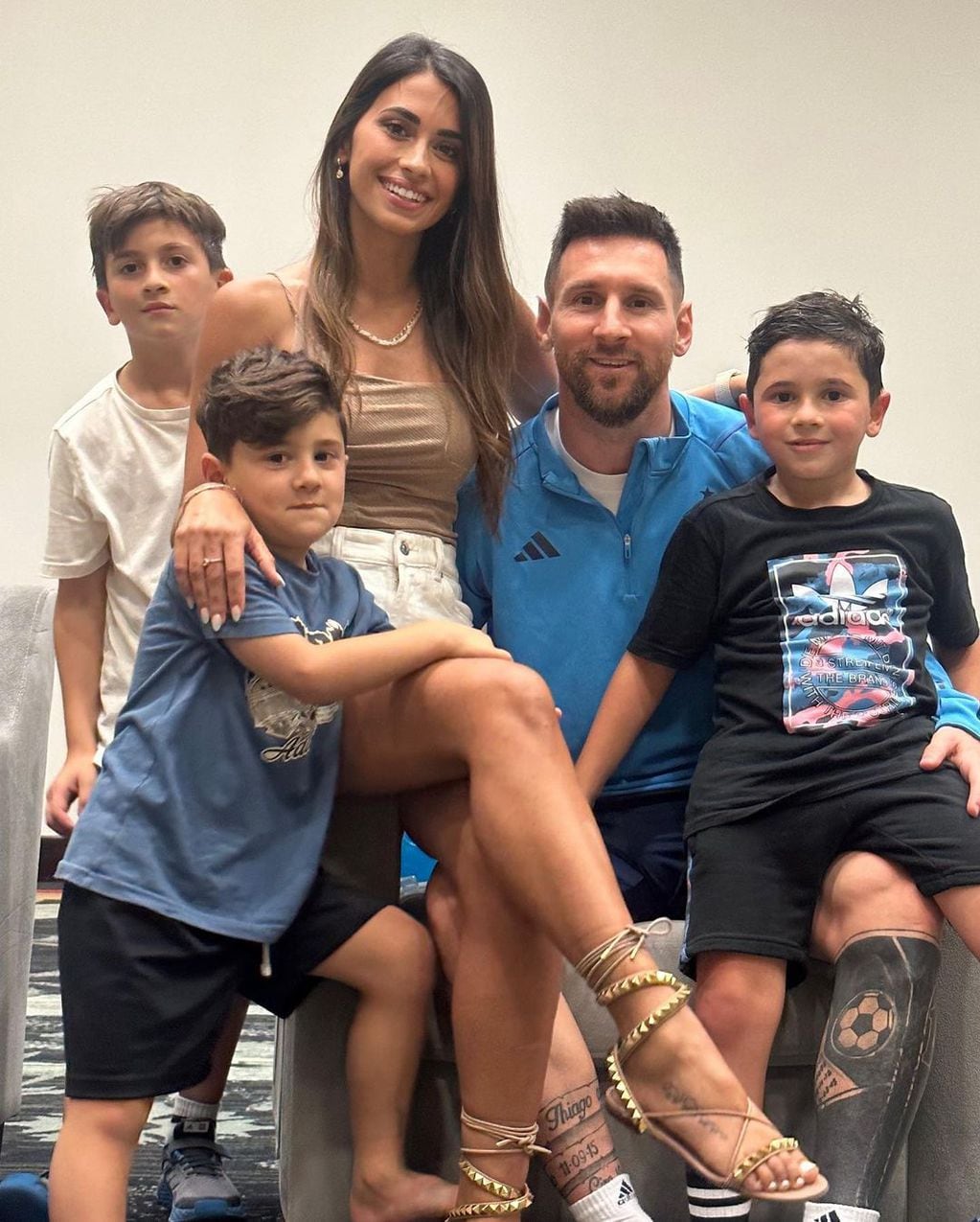Antonela Roccuzzo y sus hijos celebraron la victoria de la Selección Argentina y Messi.