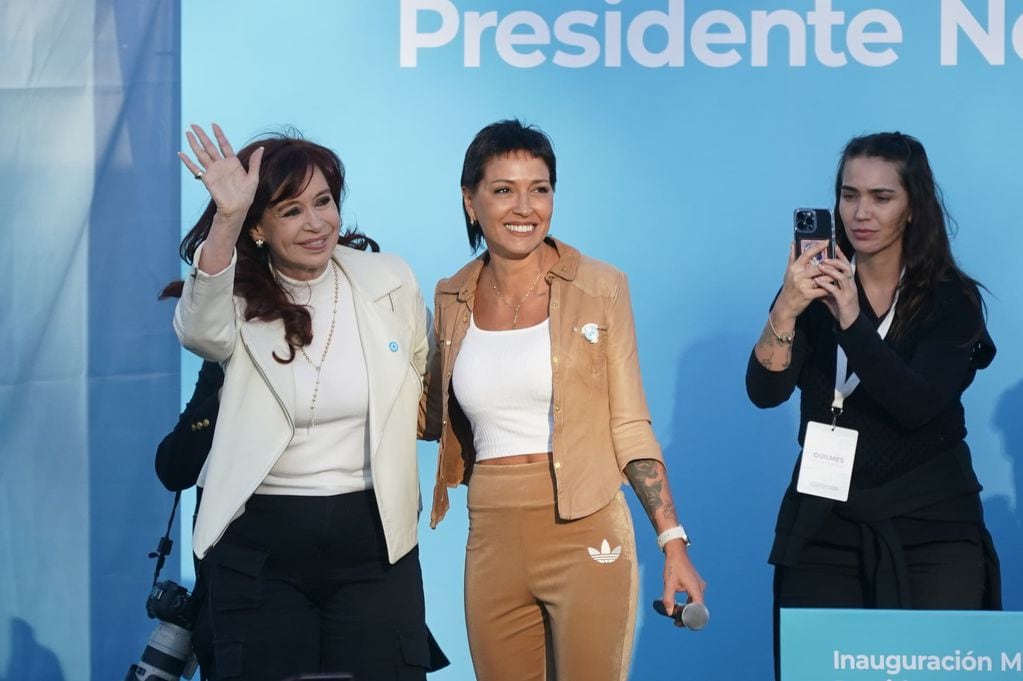 Frente a una militancia ansiosa y eufórica, la ex presidenta Cristina Kirchner hoy reapareció públicamente.

Foto: Clarín / Federico López Claro