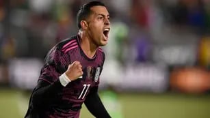 Rogelio Funes Mori celebra su primer gol con la selección de México. Estadio Memorial Coliseum, Los Ángeles, California, EEUU
