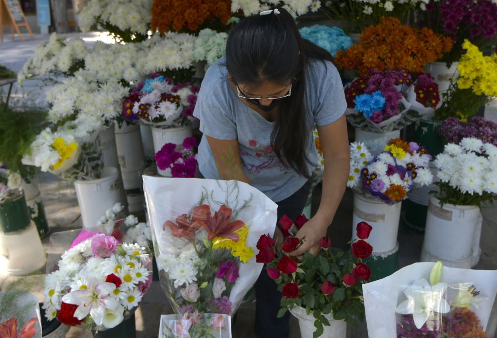 Claudia Soto (35) de tradición familiar florista, vende en el puesto de la Alameda de Mendoza 