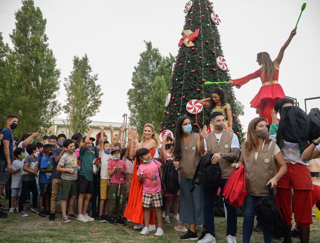 La primera dama, junto con la fundación Banco Nación regalaron mochilas con elementos para festejar la Navidad en familia y útiles escolares para las clases en 2022.