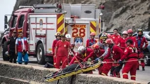 Tragedia en Perú: un micro cayó a un precipicio y  murieron al menos 27 personas
