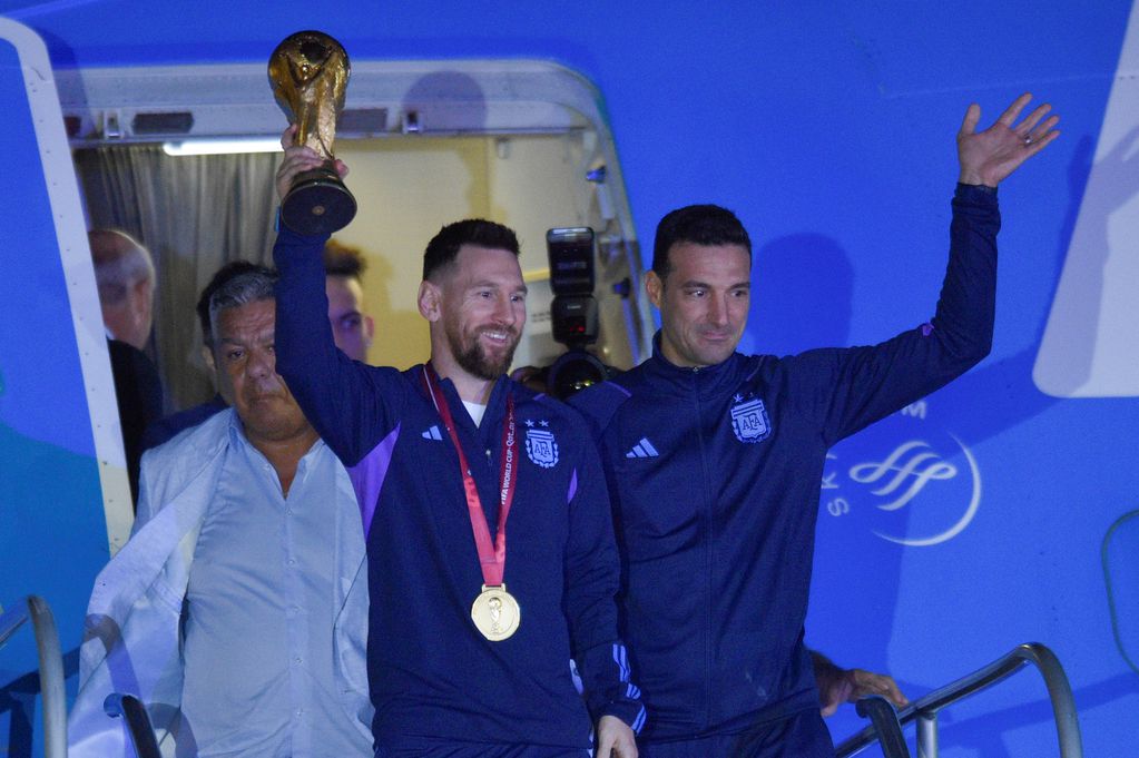 Lionel Messi y Lionel Scaloni en su arribo a la Argentina luego de lograr la Copa del Mundo. (AP)