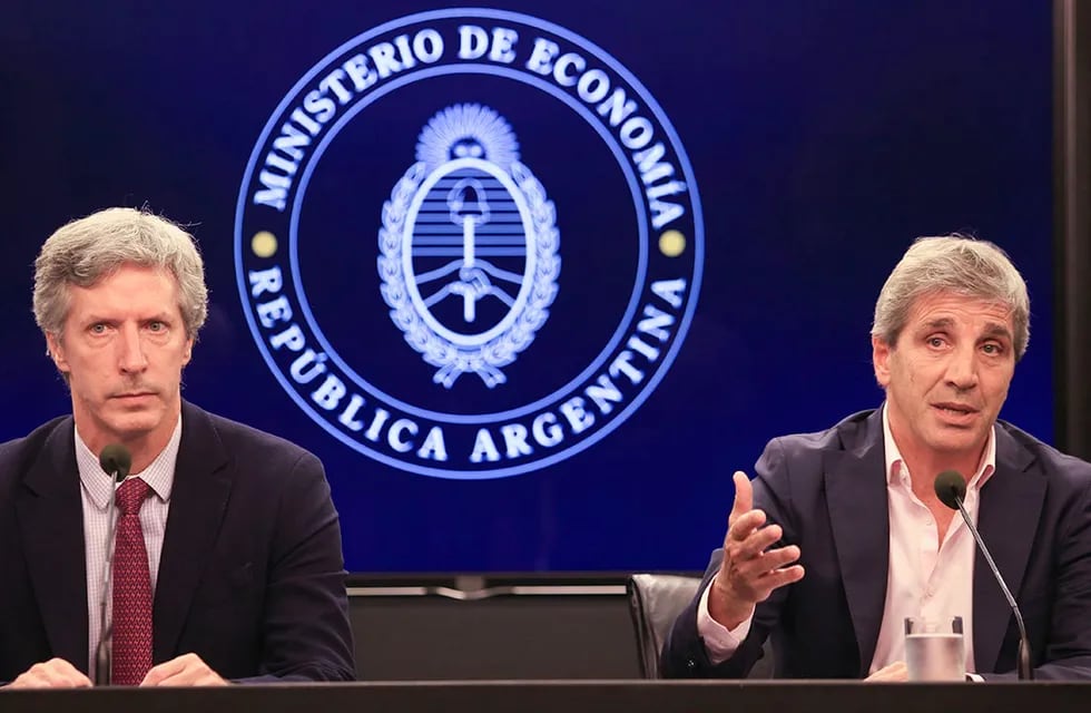 El ministro de Economía, Luis Caputo, y el presidente del Banco Central, Santiago Bausili, durante el anuncio del acuerdo con el FMI. 
Foto NA: MARIANO SÁNCHEZ