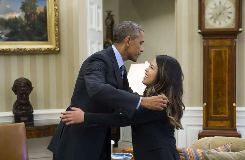 Obama abrazó en la Casa Blanca a la enfermera curada de ébola