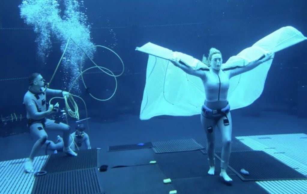 Kate Winslet filmando bajo el agua.