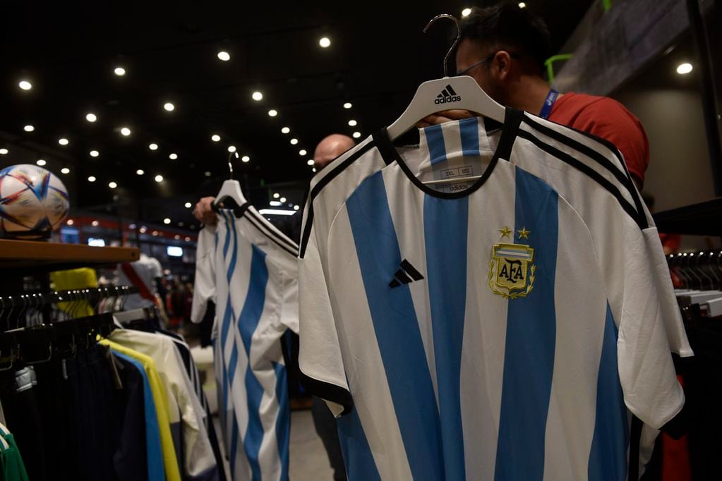 Buscada. en una tienda mendocina comentaron que “los turistas buscan la camiseta de Messi y no hay nada, ni siquiera en la página oficial”. Los Andes al revisar la web del fabricante constató el cartel: “Este producto está agotado“.
