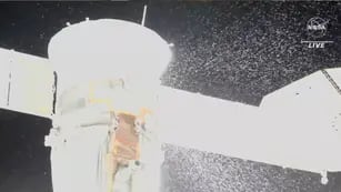 Cancelaron una caminata espacial por una fuga en la nave Soyuz: “Parecen copos de nieve”