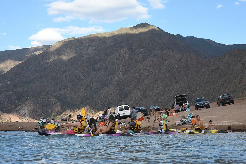 Turistas y mendocinos disfrutan la orilla del lago, ahora con más servicios.
Foto: José Gutierrez / Los Andes