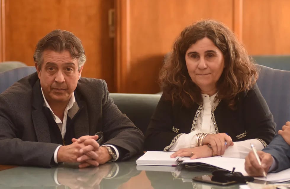 Los ministros Ibáñez y Nadal en la mesa del diálogo, con rostros de preocupación.