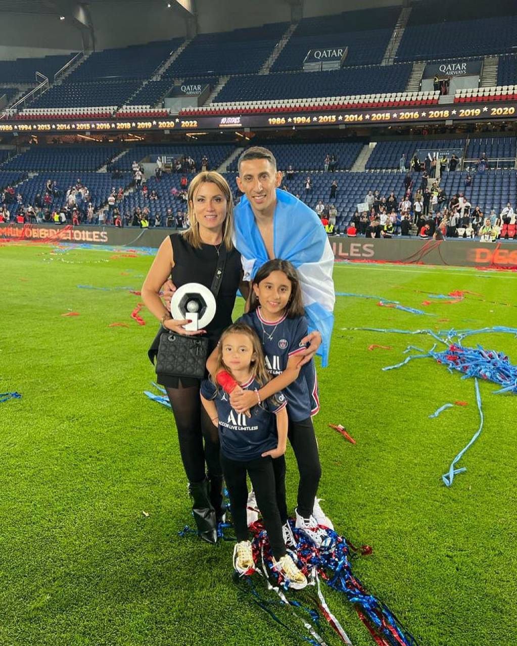 Ángel Di María se despidió de París Saint-Germain (PSG). Su esposa Jorgelina Cardoso estuvo presente en el último partido con sus hijas Mía y Pía.