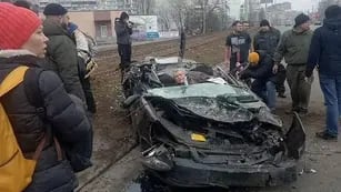 Dramático video: un tanque ruso aplastó un auto con un civil ucraniano dentro que salió ileso