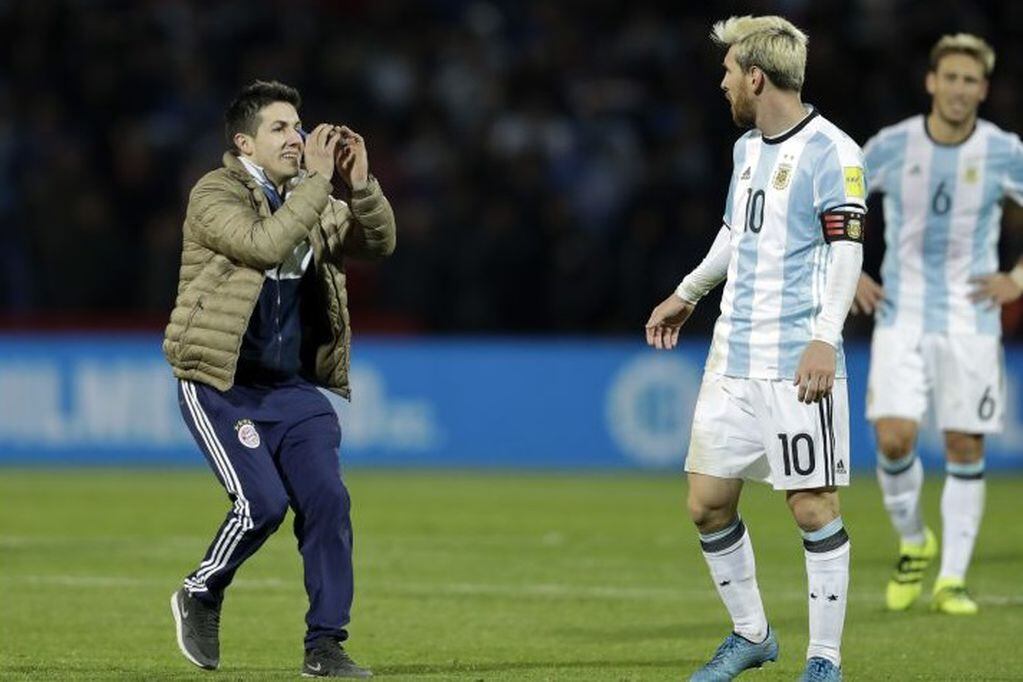 En el año 2016, un hincha ingresó al campo de juego y se arrodilló ante Messi. Hoy, el mismo fanático llegó en San Juan y prometió no invadir el campo de juego. / Gentileza.