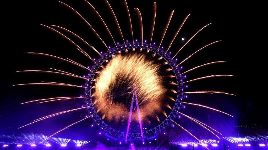 Vista de los fuegos artificiales en la noria de Londres, Reino Unido para celebrar la llegada del 2024. EFE/ Neil Hall