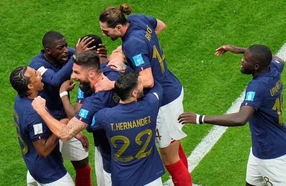 La celebración de los jugadores de Francia tras el gol frente a Inglaterra. (AP).